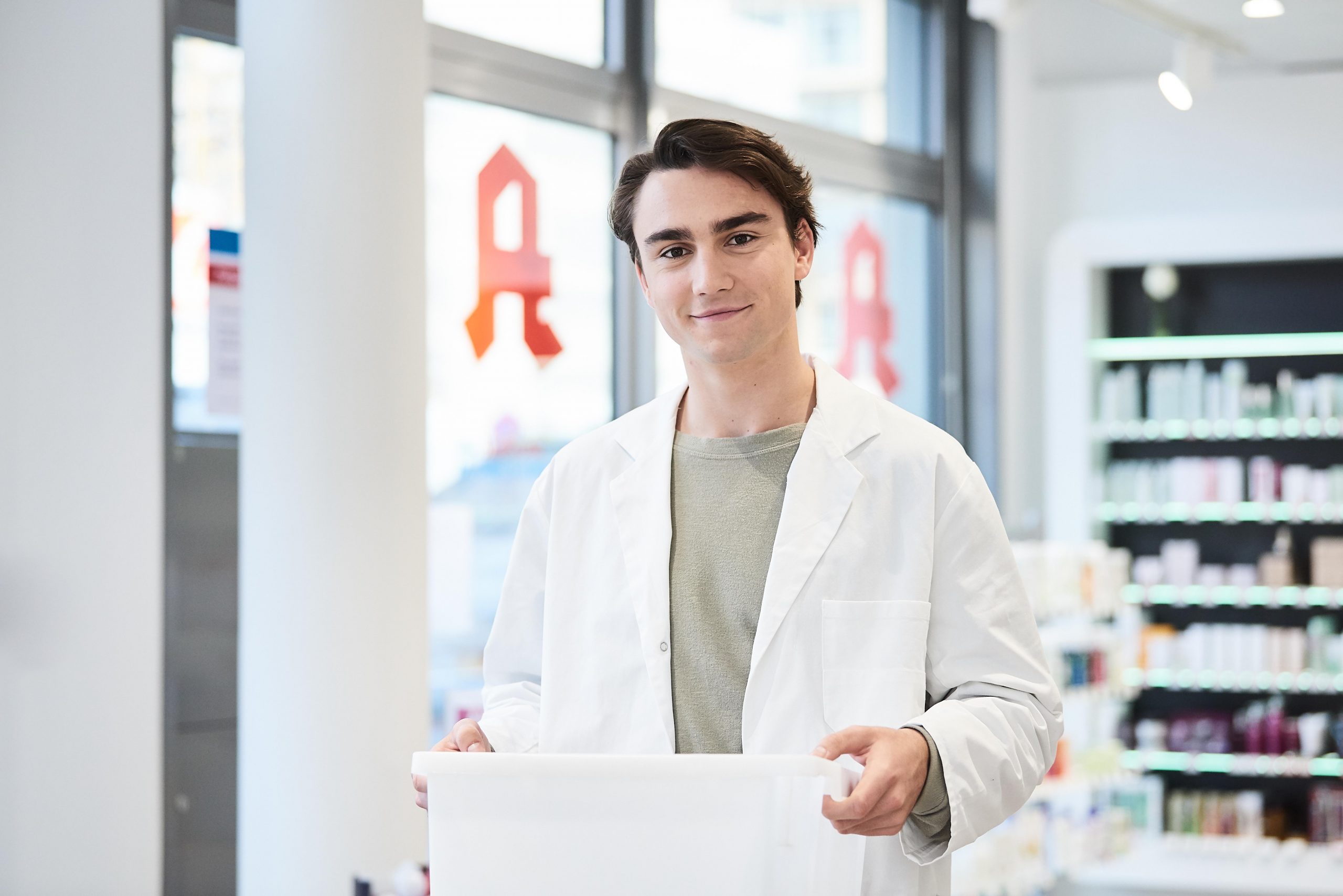 PKA beim Auffüllen von Hygieneartikeln in einer Apotheke